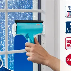 Herramienta azul para limpieza de ventanas con mango ergonómico, ideal para dejar tus cristales relucientes.
