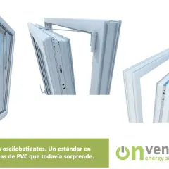 Detalle de una ventana oscilobatiente de PVC, mostrando su mecanismo de apertura inclinada y abatible.