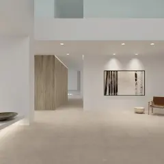 Amplio salón moderno con suelo de baldosas de piedra natural, ideal como mejor suelo para casa. Muebles minimalistas y arte abstracto.