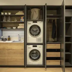 Lavaderos con encanto: lavadora, secadora, fregadero y armarios de madera. Todo organizado para un espacio funcional y estético.