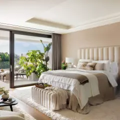 Habitación serena con cama king, terraza y mucha luz natural. Tonos neutros y texturas suaves crean los colores para habitaciones perfectos.