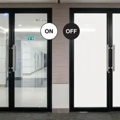 Puertas con cristal inteligente que cambia de transparente a opaco.