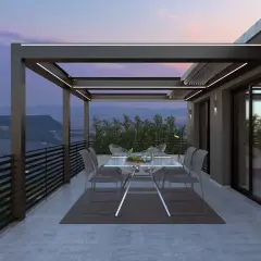 Elegantes cubiertas para terrazas áticos con iluminación LED, creando un espacio acogedor para disfrutar del atardecer.