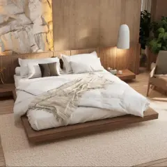 Ideas para diseñar habitacion: cama baja de madera, pared de roca iluminada, silla acogedora y plantas.