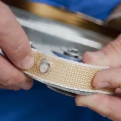 Manos ajustando la cuerda para cambiar el riel de la cortina.