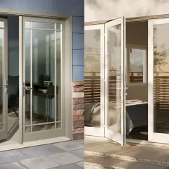 Dos puertas de cristal de doble hoja, una puerta abatible exterior y otra interior, invitan a entrar a la luz.
