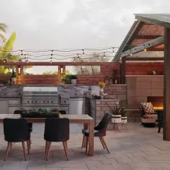 Elegantes patios con barbacoa, cocina exterior, chimenea y zona de comedor bajo luces cálidas.