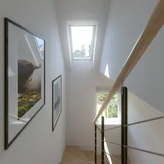 Escalera moderna con barandilla de madera y metal. Dos cuadros decoran la pared. Ventanas en pasillos interiores inundan de luz natural el espacio.