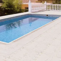 Piscina con suelos para piscinas que no quemen, de tonos claros y textura agradable.