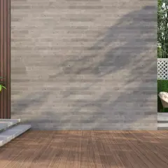 Pared de hormigón impreso con textura de madera, ideal para exteriores. Aprende como hacer hormigon impreso para tu jardín.