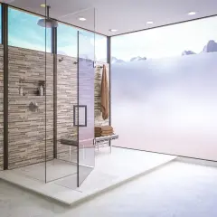 Ducha moderna con paredes de azulejos de piedra y mampara de **cristales translucidos**. Ventanal con vistas a montañas nevadas.