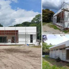 Construir una casa desde cero precio: estructura moderna en construcción, con andamios y materiales a la vista.