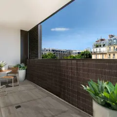 Barra de bambú oscura para terraza, ideal para como tapar la vista del vecino. Muebles de exterior y plantas.