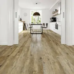 Un suelo de madera rústica que invita a cambiar el suelo de tu casa. Cocina y comedor modernos con luz natural.