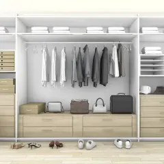 Armario moderno y organizado con ropa colgada, bolsos, maletas y zapatos. Ideal para organizar armarios y mantener todo en orden.