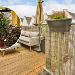Disfruta de la intimidad en esta terraza ático con muebles cómodos y vegetación exuberante.