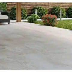 Terraza moderna con mobiliario de exterior y césped. El suelo de baldosas claras es el mejor suelo para exterior, duradero y elegante.