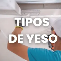 Un trabajador instala un techo de yeso, mostrando diferentes tipos de yeso para construcción.