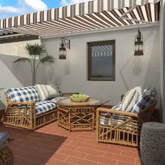 Ideas para decorar un patio sencillo: muebles de ratán, cojines a cuadros y plantas crean un espacio acogedor.