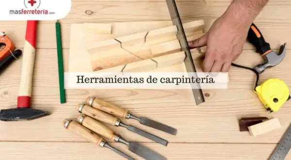 Un carpintero usa herramientas para trabajar la madera: serrucho, martillo, cinceles, escuadra y cinta métrica.