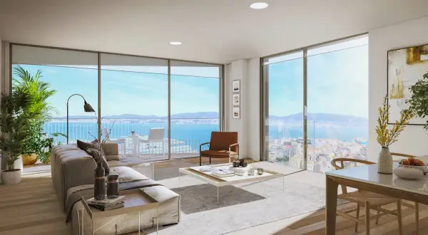 Un ático moderno con vistas al mar. Ideas para decorar un ático: sofá, mesa de centro, plantas y arte.