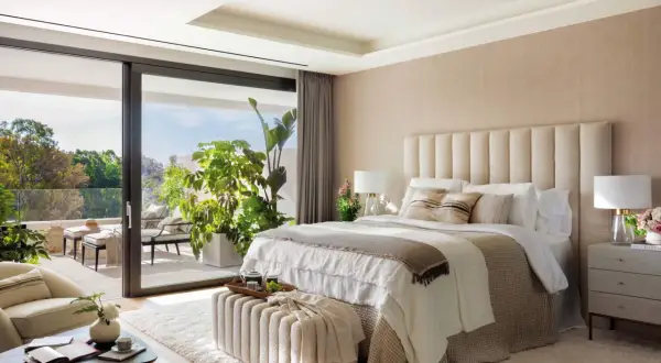 Habitación serena con cama king, terraza y mucha luz natural. Tonos neutros y texturas suaves crean los colores para habitaciones perfectos.