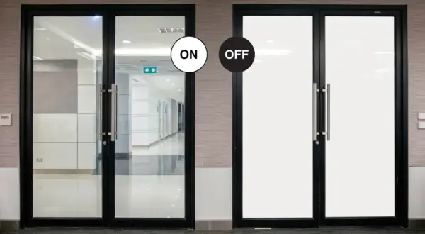 Puertas con cristal inteligente que cambia de transparente a opaco.