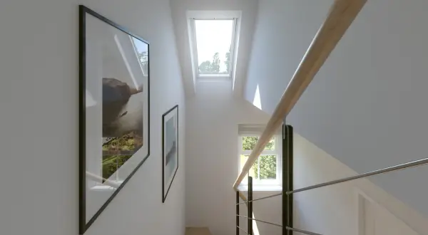 Escalera moderna con barandilla de madera y metal. Dos cuadros decoran la pared. Ventanas en pasillos interiores inundan de luz natural el espacio.
