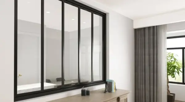 Amplio ventanal con **vidrio laminado de seguridad** y marco negro, reflejando una sala de reuniones. Cortinas grises y una planta adornan el espacio.