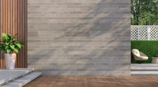 Pared de hormigón impreso con textura de madera, ideal para exteriores. Aprende como hacer hormigon impreso para tu jardín.