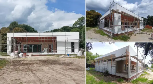Construir una casa desde cero precio: estructura moderna en construcción, con andamios y materiales a la vista.