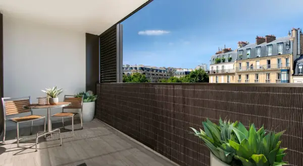 Barra de bambú oscura para terraza, ideal para como tapar la vista del vecino. Muebles de exterior y plantas.