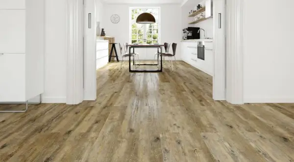 Un suelo de madera rústica que invita a cambiar el suelo de tu casa. Cocina y comedor modernos con luz natural.
