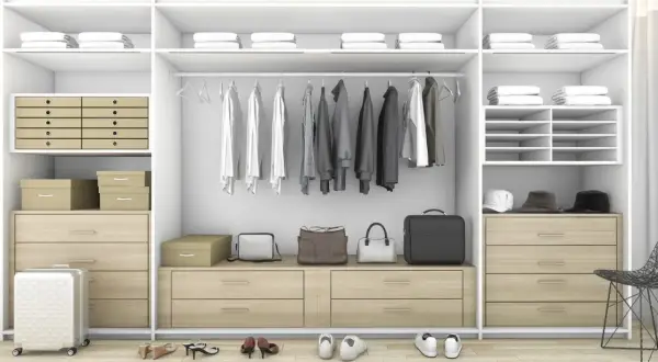 Armario moderno y organizado con ropa colgada, bolsos, maletas y zapatos. Ideal para organizar armarios y mantener todo en orden.