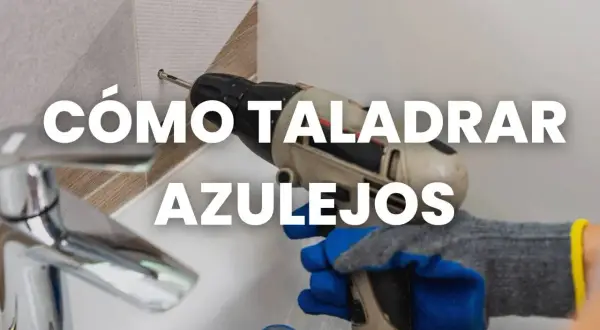 Mano con guantes usa taladro para taladrar azulejo.