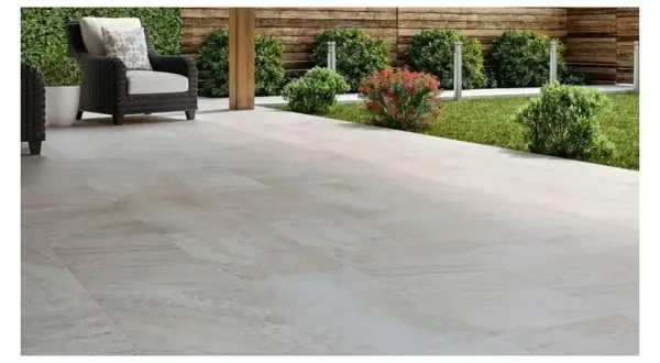 Terraza moderna con mobiliario de exterior y césped. El suelo de baldosas claras es el mejor suelo para exterior, duradero y elegante.