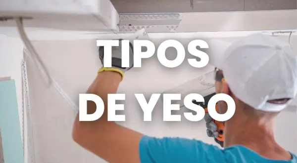 Un trabajador instala un techo de yeso, mostrando diferentes tipos de yeso para construcción.