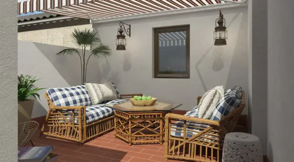 Ideas para decorar un patio sencillo: muebles de ratán, cojines a cuadros y plantas crean un espacio acogedor.