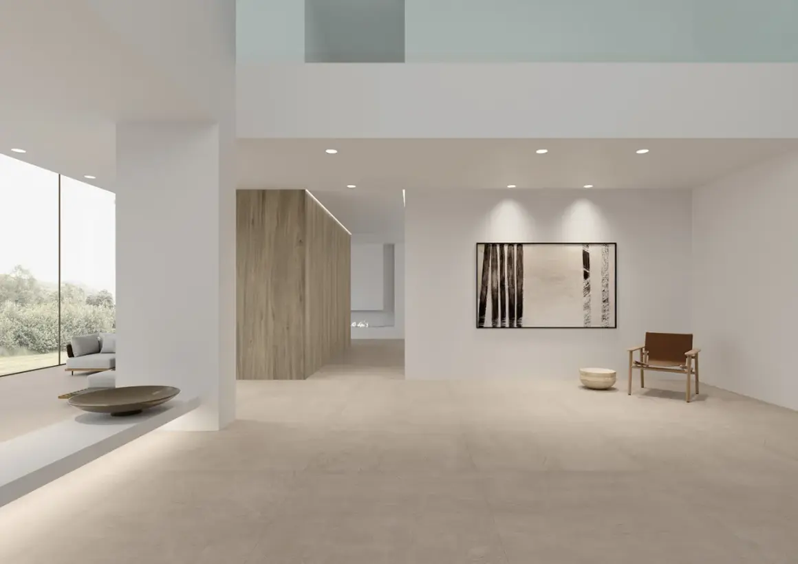 Amplio salón moderno con suelo de baldosas de piedra natural, ideal como mejor suelo para casa. Muebles minimalistas y arte abstracto.