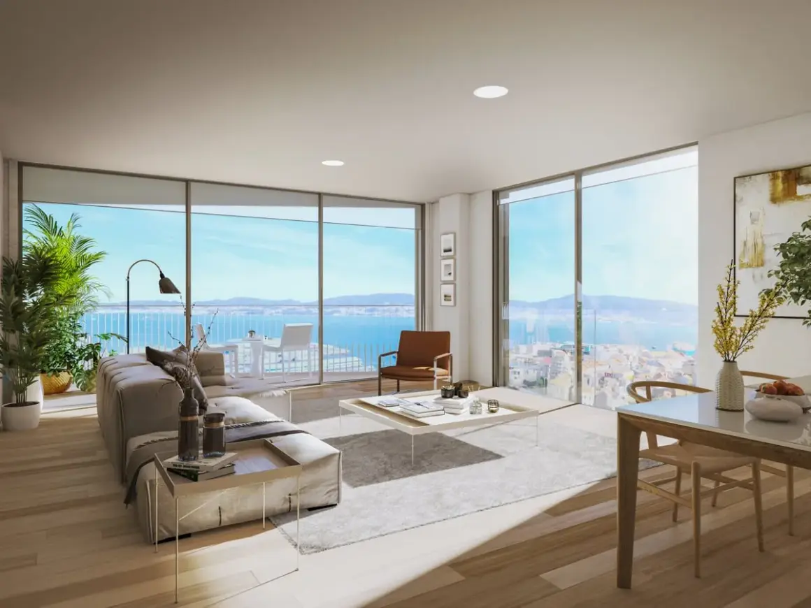 Un ático moderno con vistas al mar. Ideas para decorar un ático: sofá, mesa de centro, plantas y arte.
