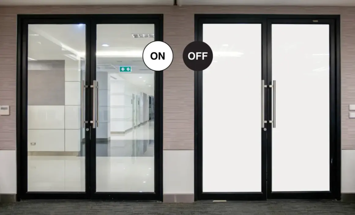 Puertas con cristal inteligente que cambia de transparente a opaco.