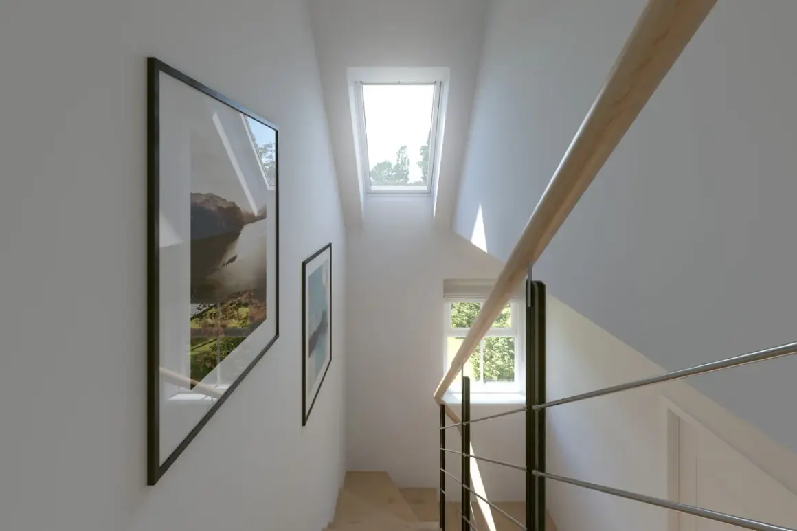 Escalera moderna con barandilla de madera y metal. Dos cuadros decoran la pared. Ventanas en pasillos interiores inundan de luz natural el espacio.
