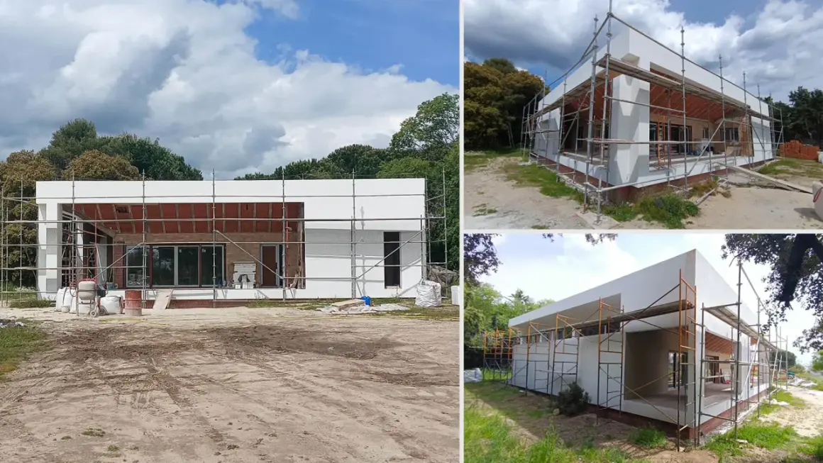Construir una casa desde cero precio: estructura moderna en construcción, con andamios y materiales a la vista.