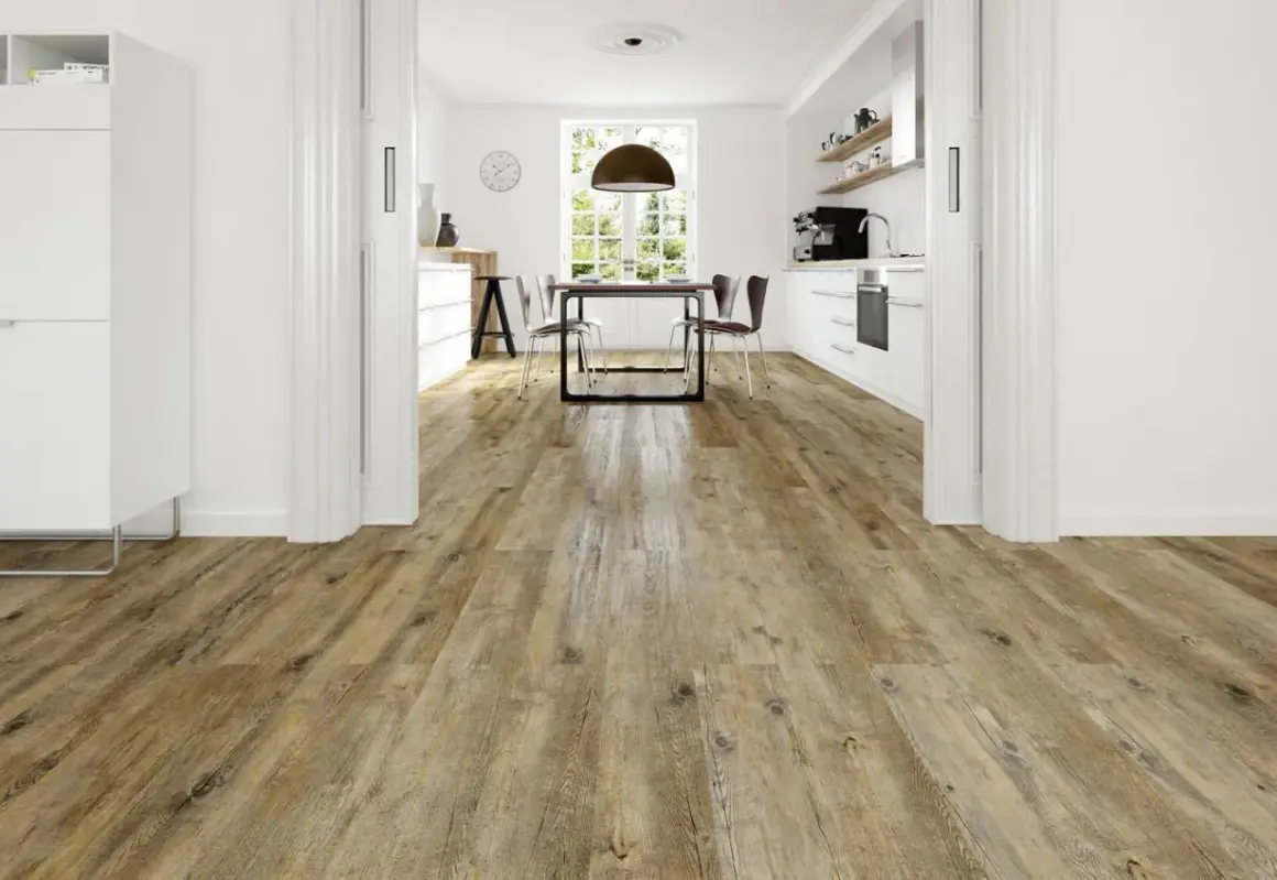 Un suelo de madera rústica que invita a cambiar el suelo de tu casa. Cocina y comedor modernos con luz natural.