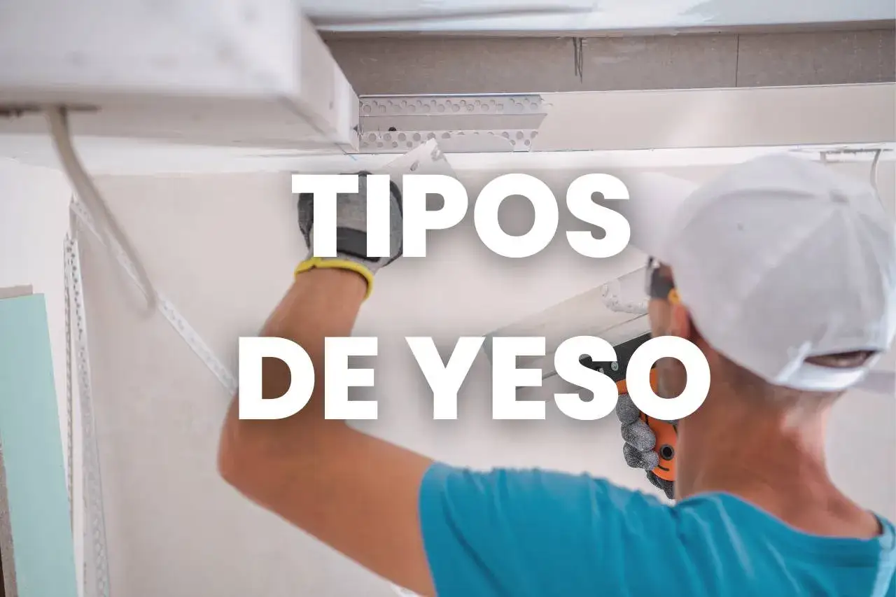 Un trabajador instala un techo de yeso. Se exploran los diferentes tipos de yeso para construcci&oacute;n.