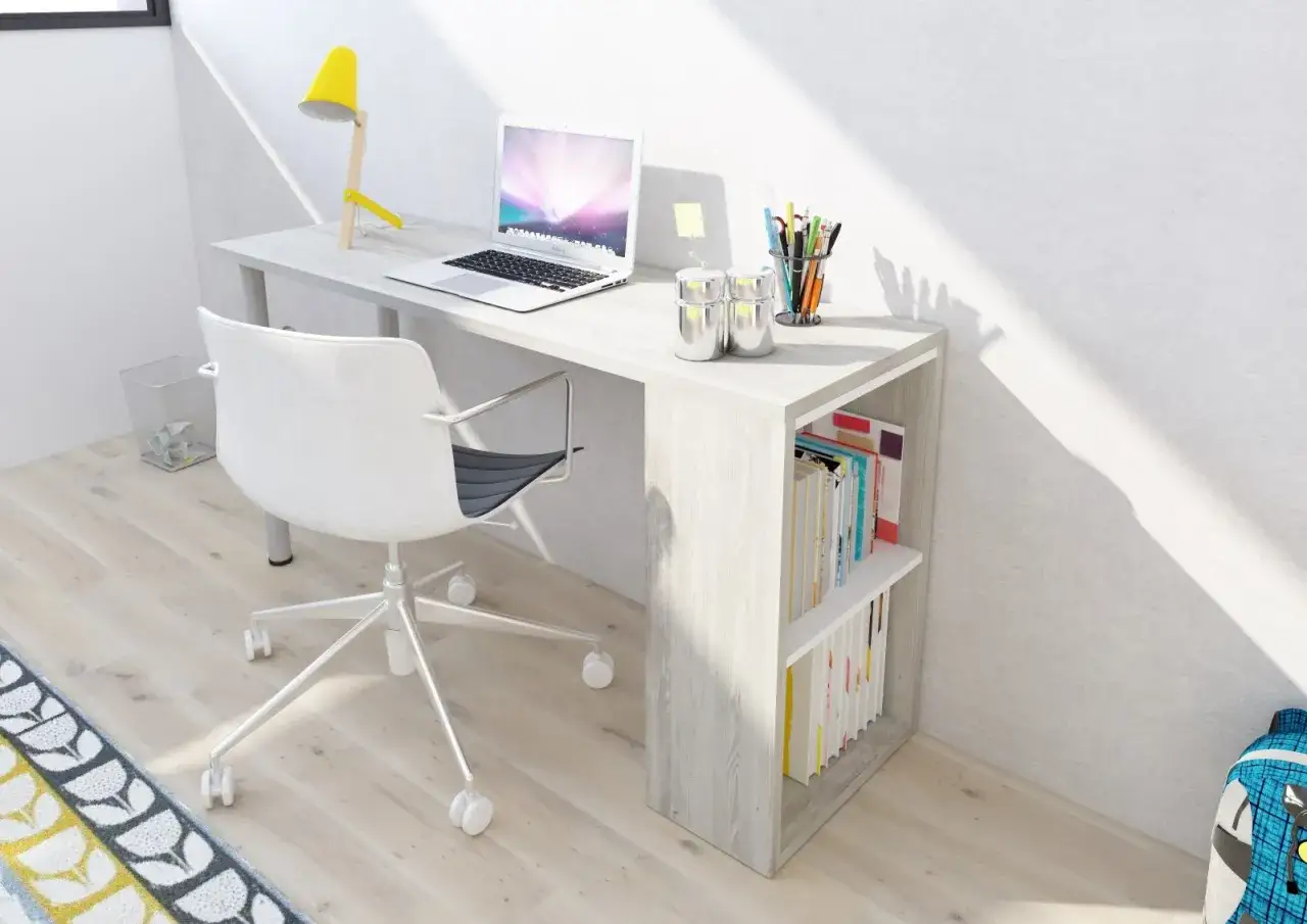 Escritorio moderno con tablero de madera clara, silla blanca, portátil y estantería con libros.
