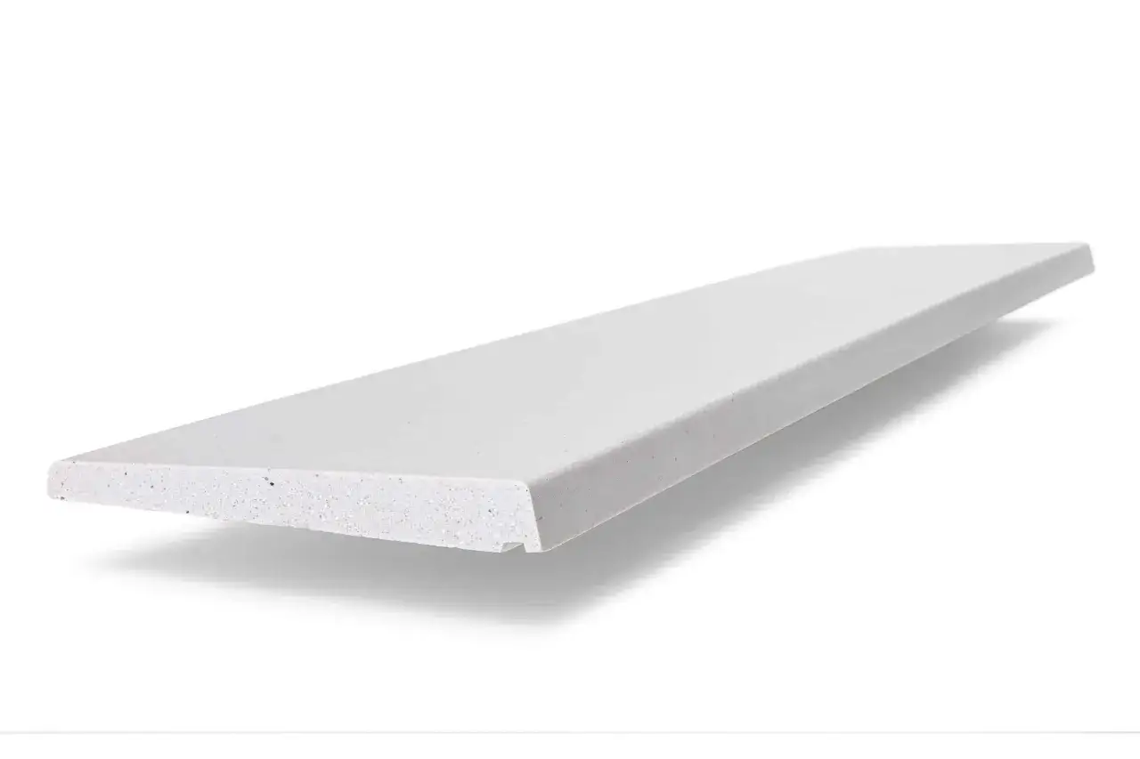 Un perfil de piedra blanca con un dise&ntilde;o que funciona como vierteaguas, ideal para proteger superficies de la humedad.