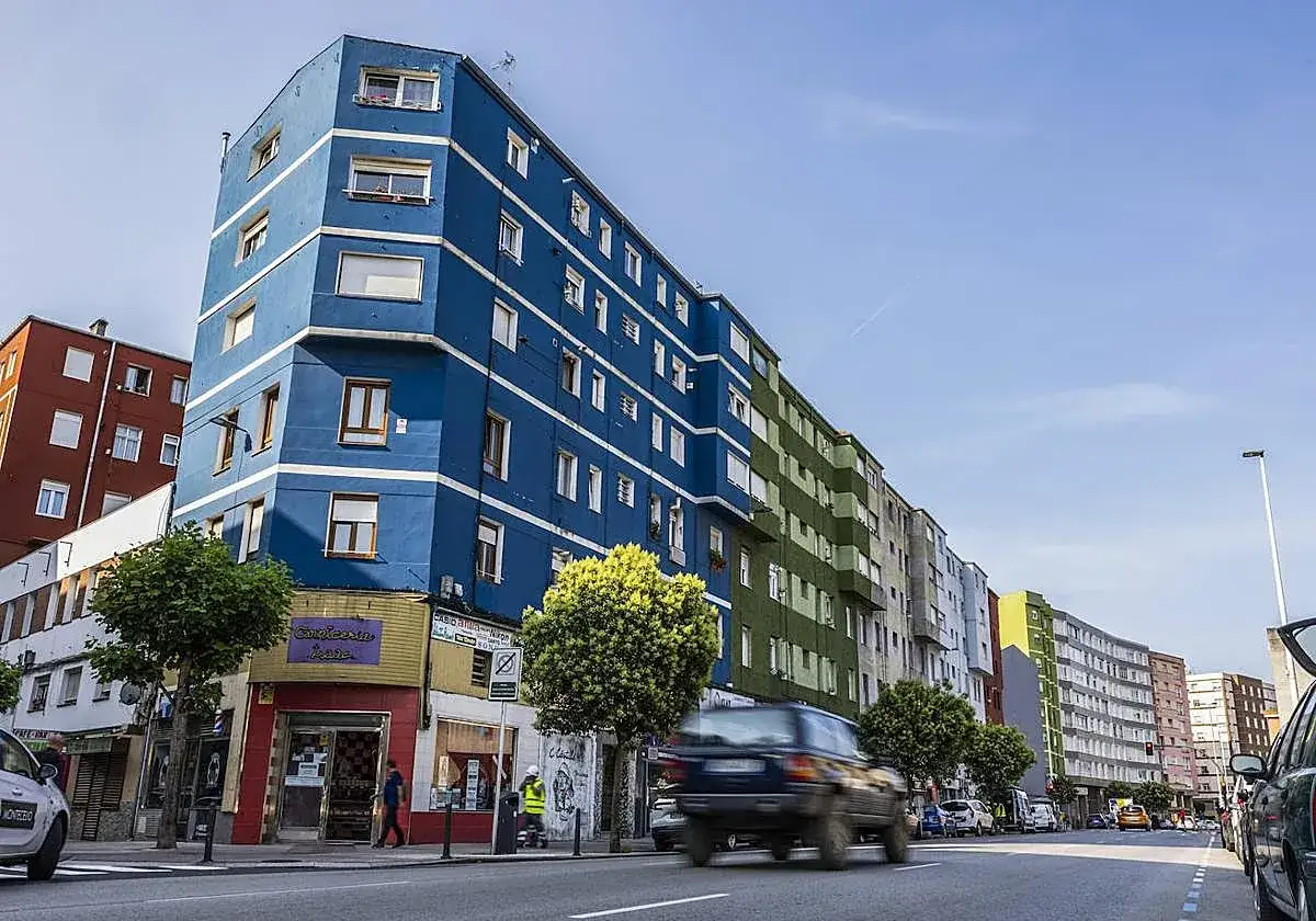 Edificios residenciales de colores vibrantes, con fachadas que parecen seguir una normativa sobre est&eacute;tica fachadas de edificios para unificar el paisaje urbano.