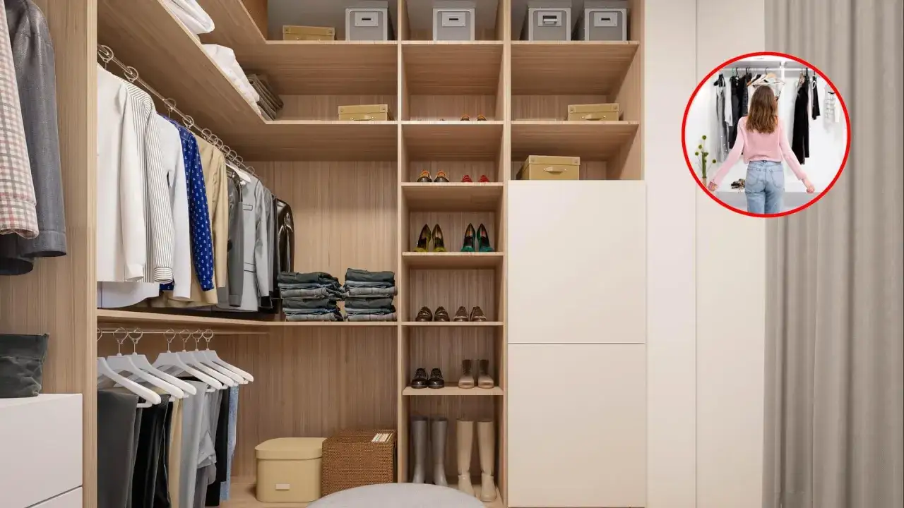 Armario de madera con ropa colgada y doblada. La altura de la barra del armario permite colgar prendas largas.