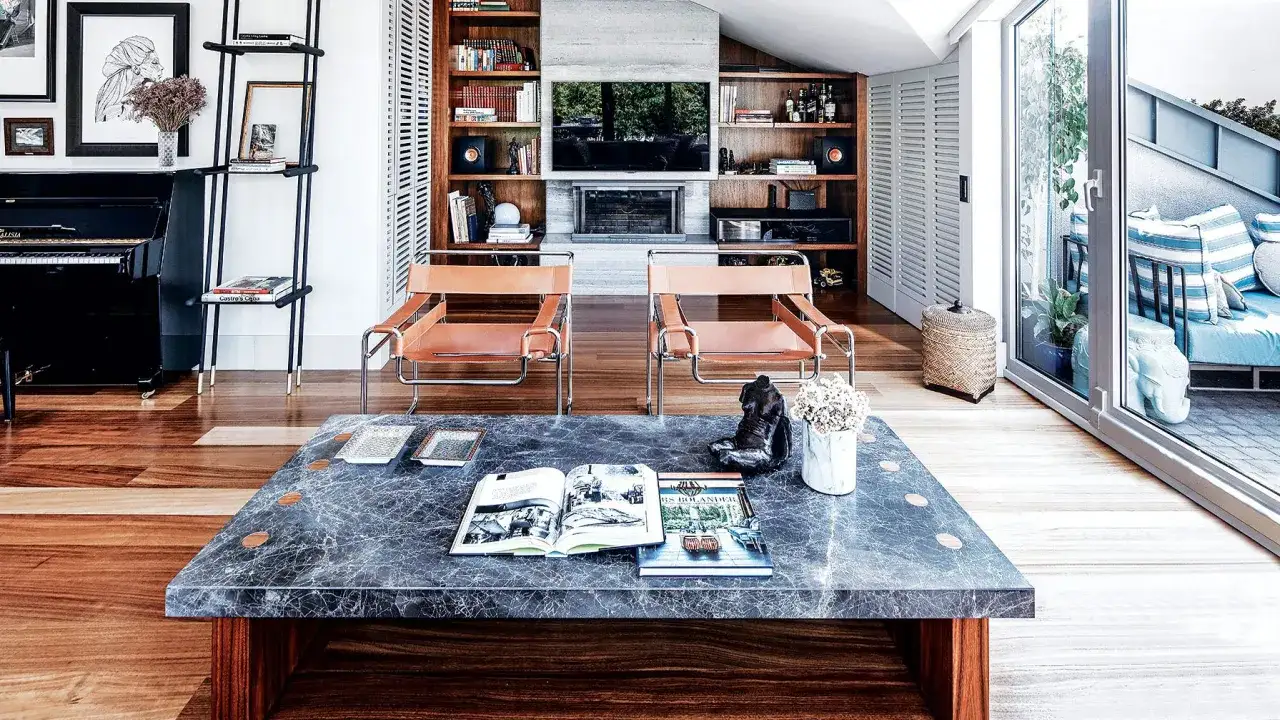 Ideas para decorar ventanas: sala moderna con piano, sillones de cuero, mesa de centro de m&aacute;rmol y acceso a balc&oacute;n.